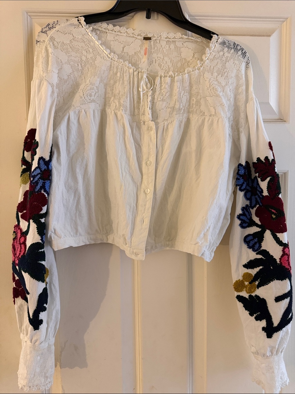 FREE PEOPLE White Embroidered Floral Peasant Top size M